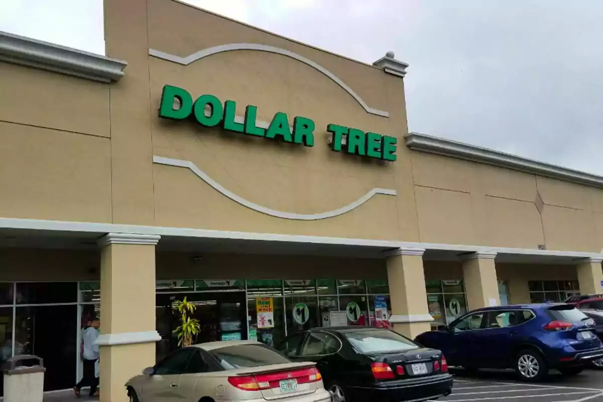 Fachada de una tienda Dollar Tree con varios coches estacionados al frente. Fachada de una tienda Dollar Tree con varios coches estacionados al frente.