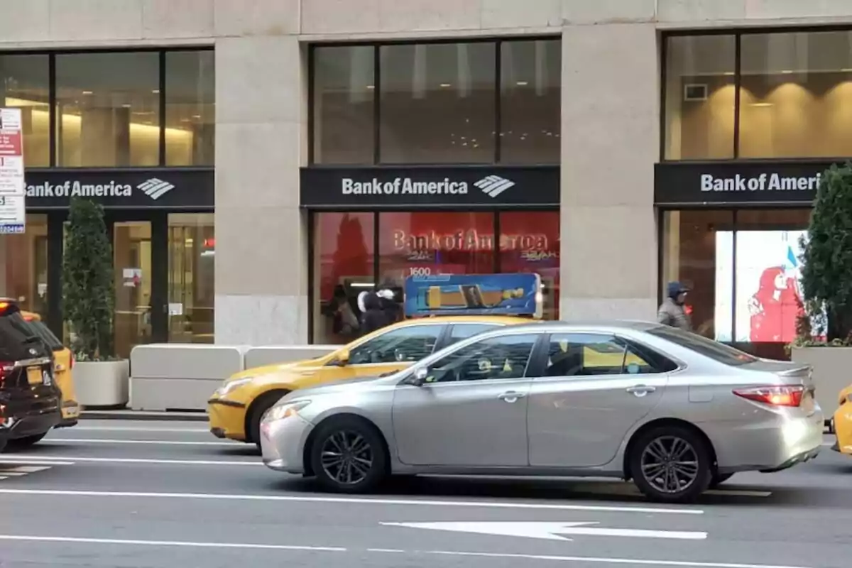 Façana d'una sucursal de Bank of America amb diversos cotxes estacionats davant d'ella. Façana d'una sucursal de Bank of America amb diversos cotxes estacionats davant d'ella.