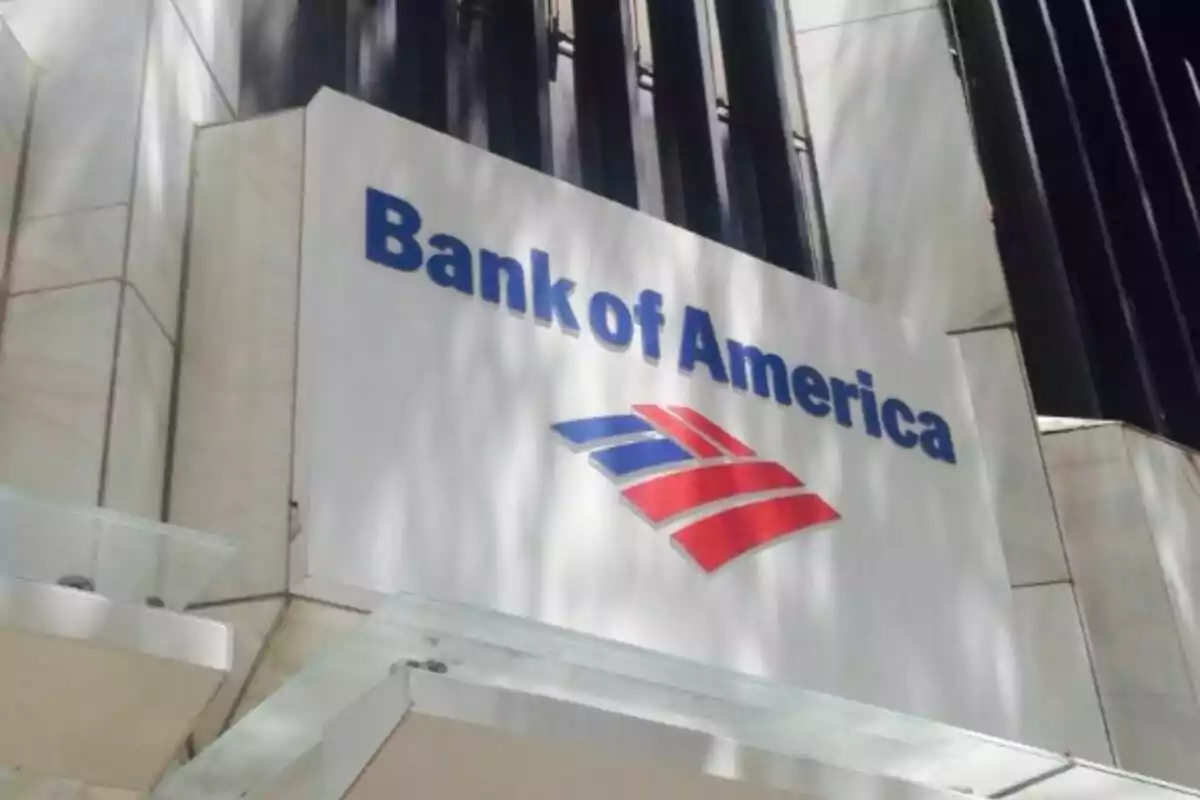Un letrero de Bank of America en la fachada de un edificio. Un letrero de Bank of America en la fachada de un edificio.