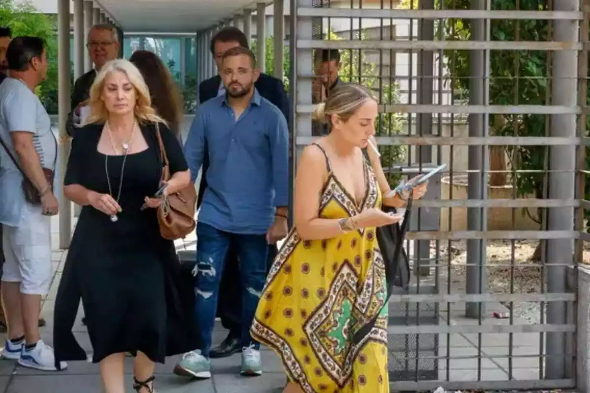 Imatge de la família Flores sortint del Jutjat pel judici de Rocío Carrasco contra ells