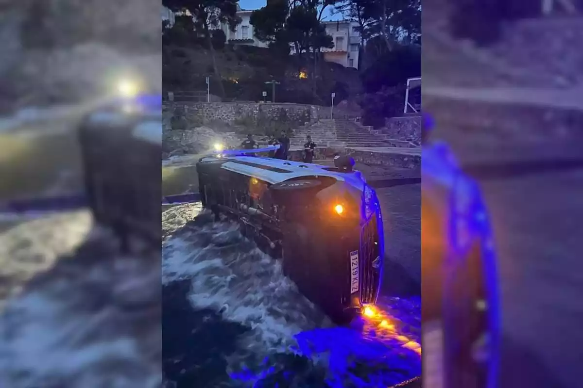 Imatge de la furgoneta abandonada al Baix Empordà enmig de la cala d'Aiguafreda