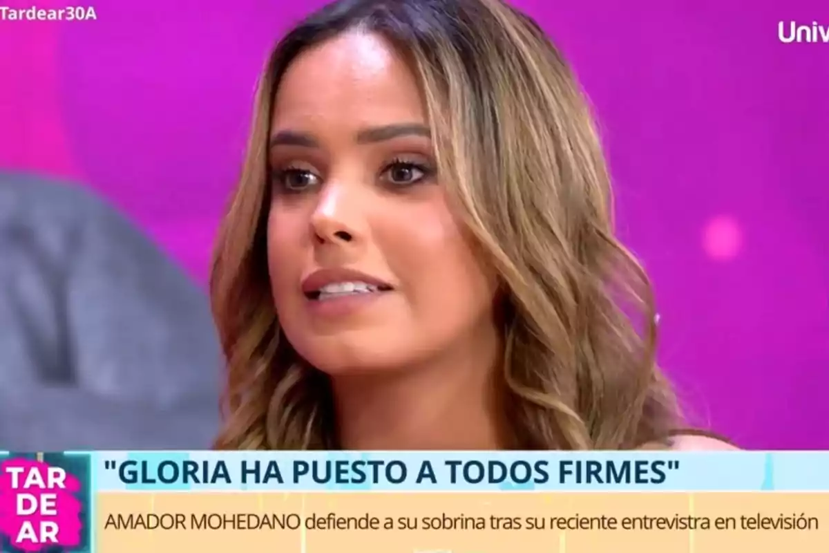 Una dona amb cabell castany clar apareix en un programa de televisió amb un fons rosa i un text en pantalla que menciona una defensa familiar després d'una entrevista recent. Una dona amb cabell castany clar apareix en un programa de televisió amb un fons rosa i un text en pantalla que menciona una defensa familiar després d'una entrevista recent.