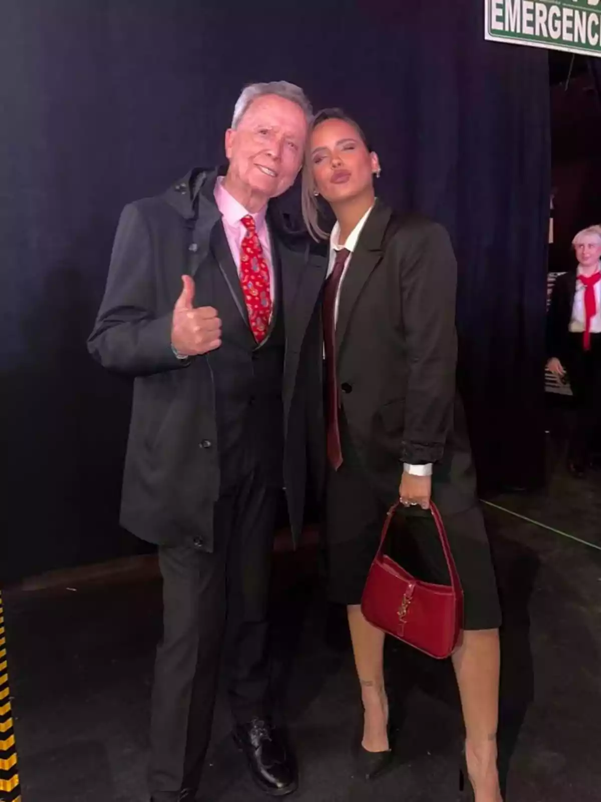Un home gran i una dona jove posen junts somrient i fent gestos amistosos mentre van vestits formalment. Un home gran i una dona jove posen junts somrient i fent gestos amistosos mentre van vestits formalment.