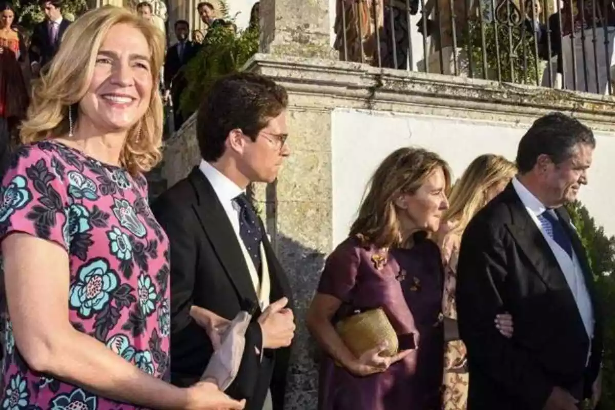 Imatge de la infanta Cristina, feliç, amb Borja Prado i la dona d'aquest al casament de Javier Prado i Catalina Vereterra al setembre el 2023
