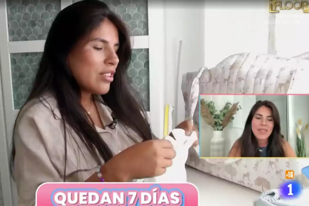 Isa Pantoja de cabello largo y oscuro sostiene una prenda blanca mientras está sentada junto a una cuna, en la esquina inferior derecha aparece un recuadro con la misma mujer sonriendo y en la parte inferior se lee el texto quedan 7 días. Isa Pantoja de cabello largo y oscuro sostiene una prenda blanca mientras está sentada junto a una cuna, en la esquina inferior derecha aparece un recuadro con la misma mujer sonriendo y en la parte inferior se lee el texto quedan 7 días.