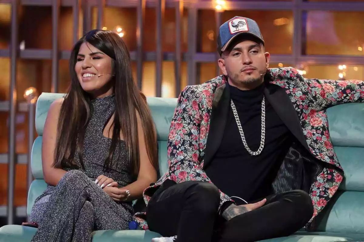 Imatge d'Isa Pantoja, feliç, asseguda en un sofà amb la seva parella, Omar Montes, durant una gala de 'GH VIP' l'any 2018