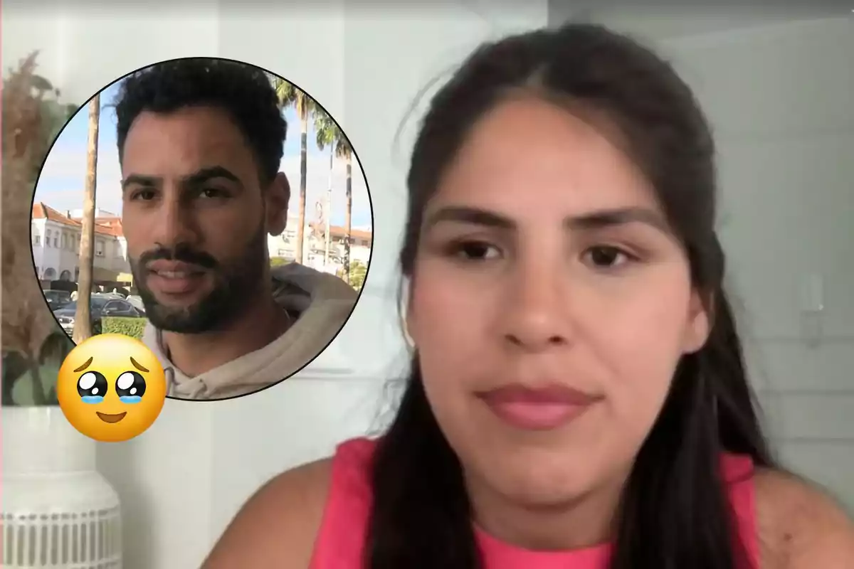 Dona de cabell llarg i fosc amb una brusa rosa en primer pla, al fons apareix un cercle amb la imatge d’un home i un emoji de carona amb ulls brillants.