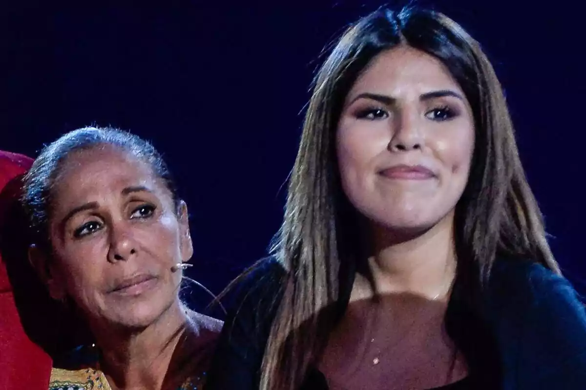 Imatge d'Isabel Pantoja, amb rostre trist, amb la seva filla, Isa Pantoja, amb rostre seriós, en una gala de 'Supervivientes 2019'