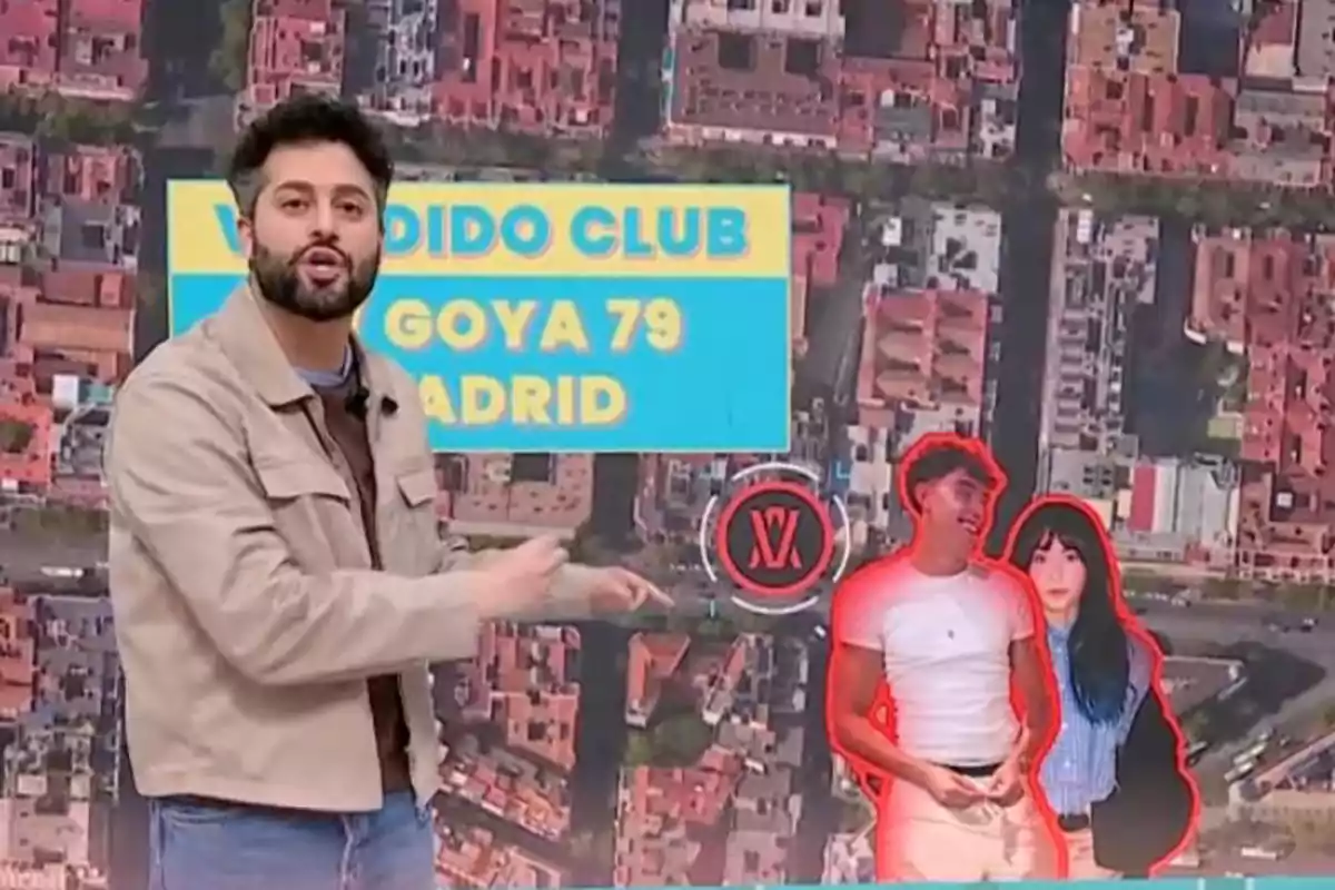 Un home amb barba i jaqueta clara assenyala una pantalla amb un mapa de ciutat, un rètol blau i groc que diu GOYA 79 MADRID i la imatge de dues persones ressaltades en vermell. Un home amb barba i jaqueta clara assenyala una pantalla amb un mapa de ciutat, un rètol blau i groc que diu GOYA 79 MADRID i la imatge de dues persones ressaltades en vermell.