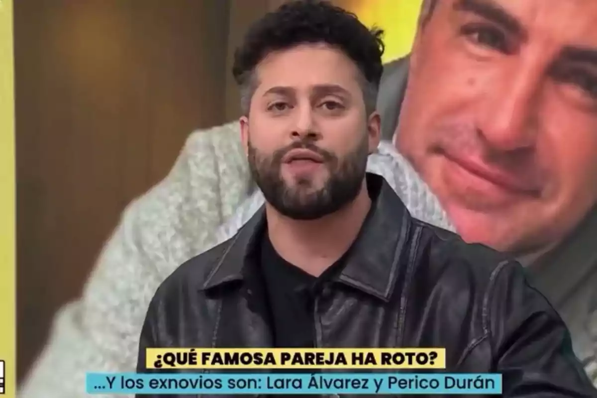 Un home amb jaqueta de cuir parla davant d'una pantalla que mostra una imatge de fons borrosa, amb un text a la part inferior que pregunta sobre una famosa parella que s'ha separat. Un home amb jaqueta de cuir parla davant d'una pantalla que mostra una imatge de fons borrosa, amb un text a la part inferior que pregunta sobre una famosa parella que s'ha separat.