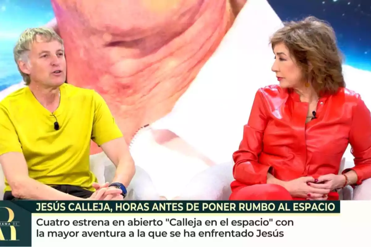 Jesús Calleja i Ana Rosa Quintana asseguts en 'El programa de AR', Jesús amb samarreta groga i Ana Rosa amb jaqueta vermella, amb un text a la part inferior que menciona un programa sobre una aventura espacial.