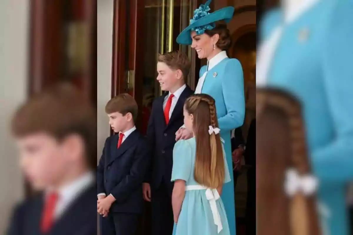 Una mujer vestida de azul claro con sombrero y tres niños elegantemente vestidos están de pie juntos en la entrada de un edificio.