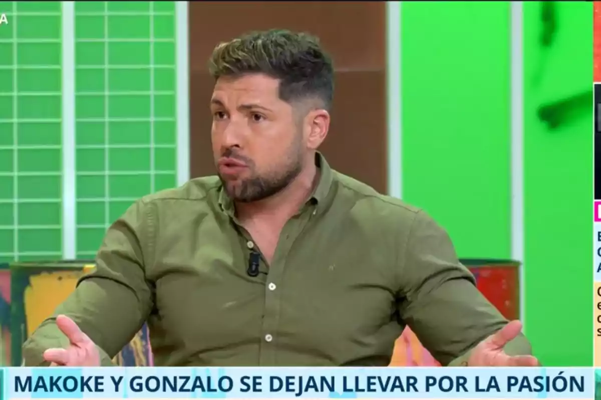 Un home amb barba i camisa verda parla gesticulant en un programa de televisió amb fons verd i text a la part inferior. Un home amb barba i camisa verda parla gesticulant en un programa de televisió amb fons verd i text a la part inferior.