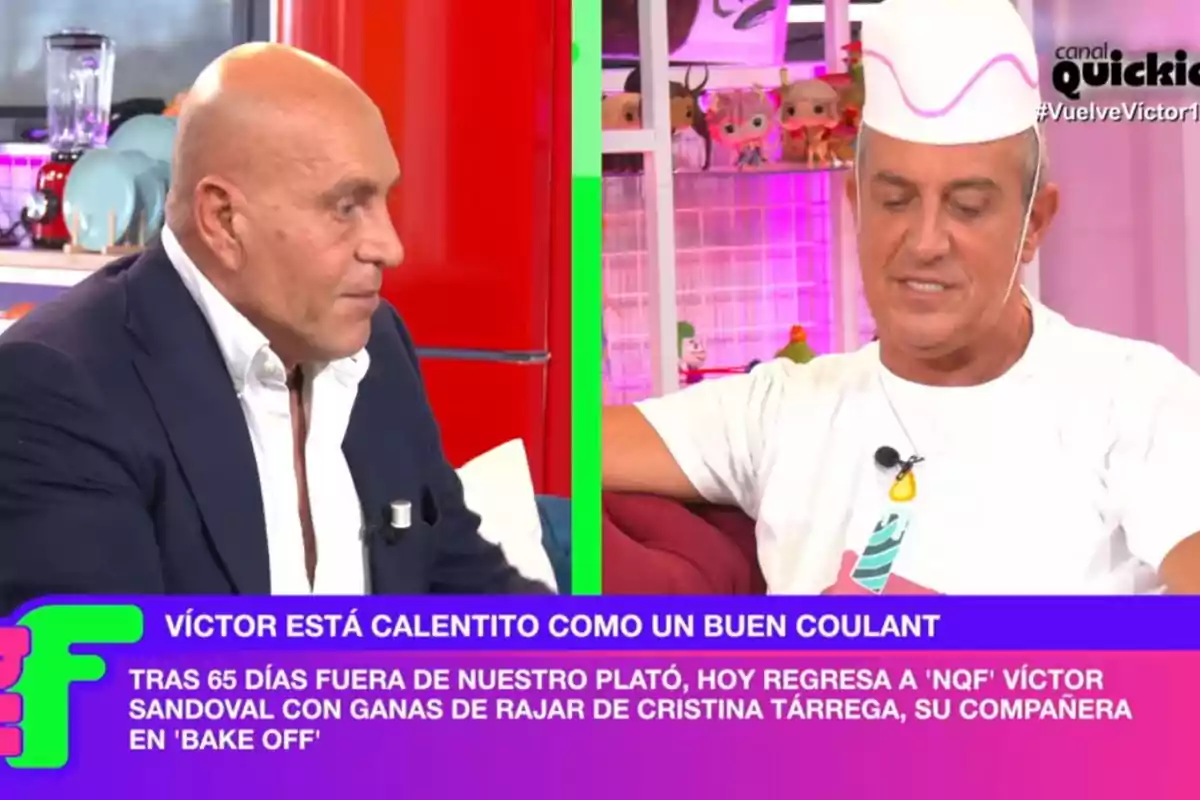 Dues persones conversen en un programa de televisió, una porta un barret blanc i hi ha un text a la part inferior que esmenta el retorn de Víctor Sandoval al plató.