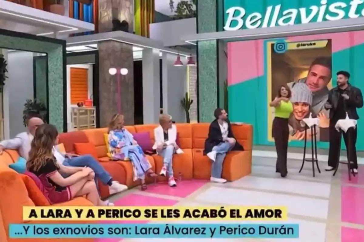 Un grup de persones està assegut en un sofà acolorit en un plató de televisió, mentre dos presentadors estan drets davant d'una pantalla gran que mostra una imatge d'una parella. Un grup de persones està assegut en un sofà acolorit en un plató de televisió, mentre dos presentadors estan drets davant d'una pantalla gran que mostra una imatge d'una parella.