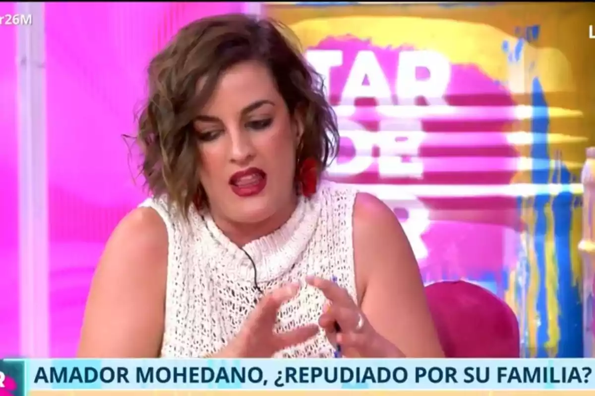 Dona de cabell curt i castany parlant en un programa de televisió amb un fons acolorit i una faixa que pregunta si l’Amador Mohedano ha estat rebutjat per la seva família. Dona de cabell curt i castany parlant en un programa de televisió amb un fons acolorit i una faixa que pregunta si l’Amador Mohedano ha estat rebutjat per la seva família.