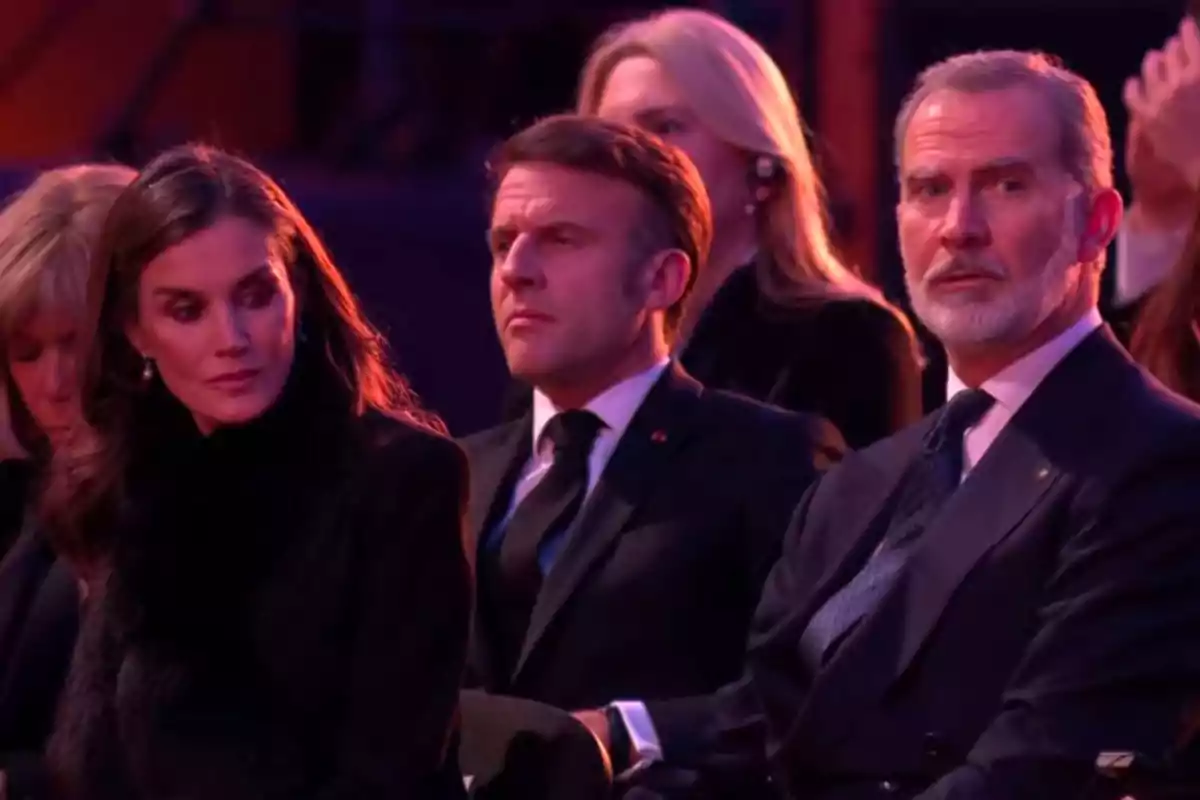 Els reis Felip VI i Letícia elegantment vestits estan asseguts en un esdeveniment formal, observant atentament el que passa davant seu. Els reis Felip VI i Letícia elegantment vestits estan asseguts en un esdeveniment formal, observant atentament el que passa davant seu.