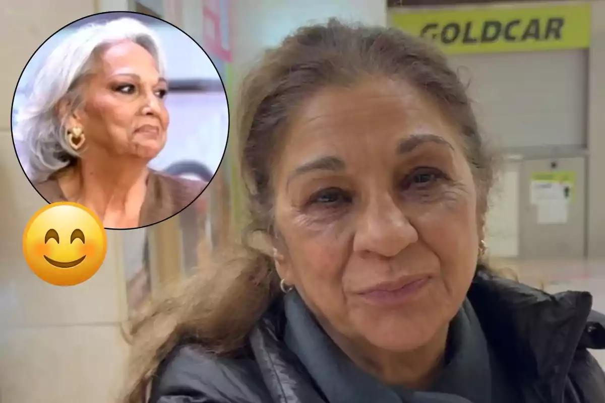 Una dona gran somriu suaument mentre està en un lloc públic, amb un requadre que mostra una altra dona de cabell canós i expressió seriosa, al costat d'un emoji somrient.