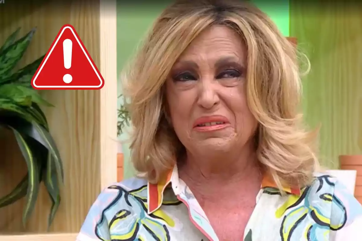 Dona rossa amb expressió de disgust o tristesa i un símbol d'advertència al fons