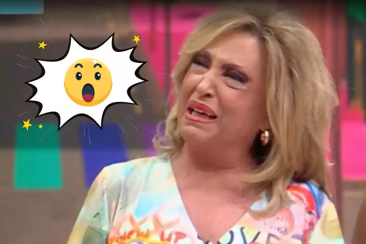 Una persona amb expressió de sorpresa o disgust al costat d'un emoji sorprès en un entorn acolorit.