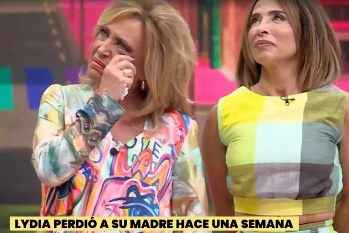 Dues dones en un programa de televisió, una d'elles està plorant i l'altra l'acompanya, ambdues amb expressions serioses i fons acolorit. Dues dones en un programa de televisió, una d'elles està plorant i l'altra l'acompanya, ambdues amb expressions serioses i fons acolorit.
