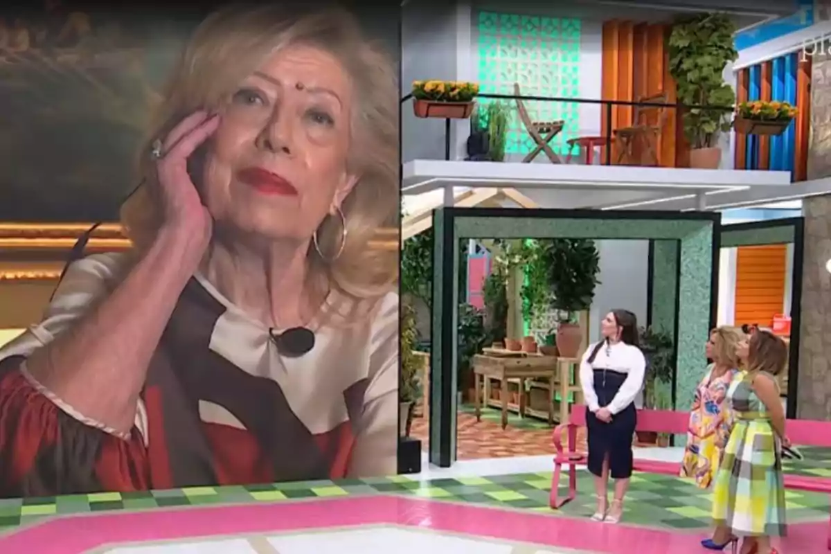 Un grup de persones en un plató de televisió observa una pantalla gran que mostra una dona gran amb cabell ros i llavis vermells. Un grup de persones en un plató de televisió observa una pantalla gran que mostra una dona gran amb cabell ros i llavis vermells.
