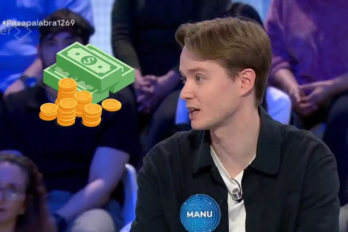 Un concursant d'un programa de televisió està parlant mentre porta una etiqueta amb el seu nom, i hi ha un gràfic de diners superposat a la imatge.
