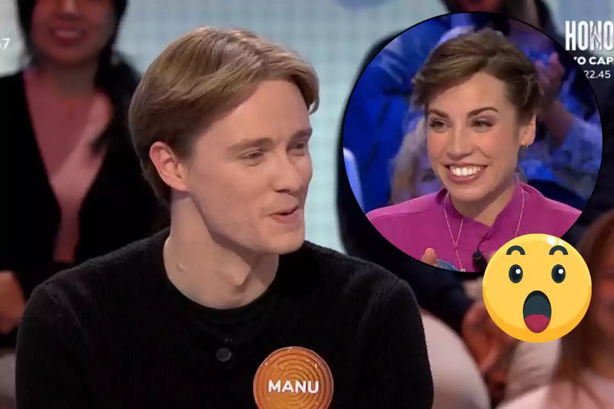 Un home amb una etiqueta que diu "Manu" està en un programa de televisió, mentre una dona somrient apareix en un requadre circular a la cantonada superior dreta al costat d'un emoji sorprès.