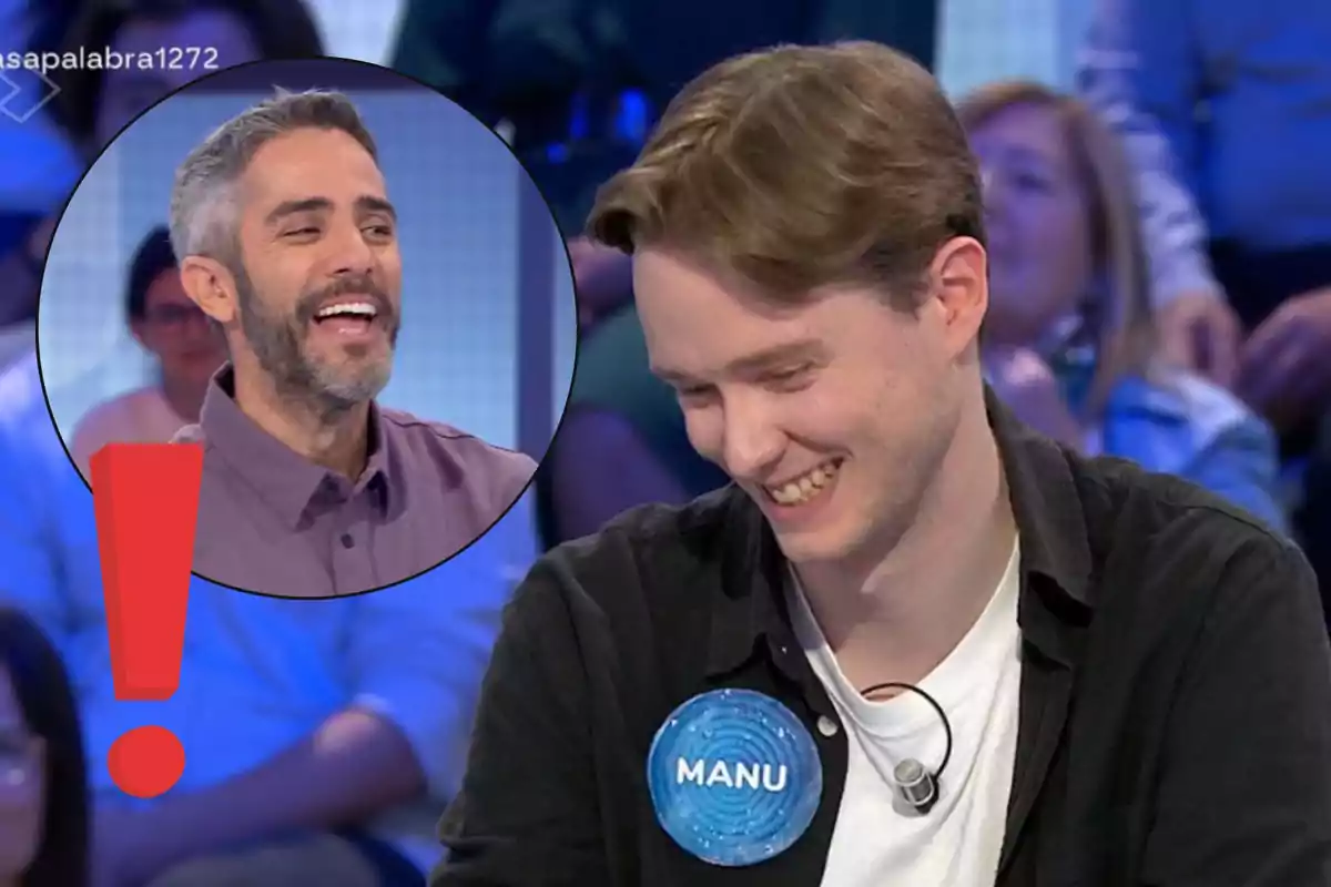 Un concursant somriu mentre participa en un programa de televisió, amb un presentador rient en un requadre circular a la cantonada superior esquerra.
