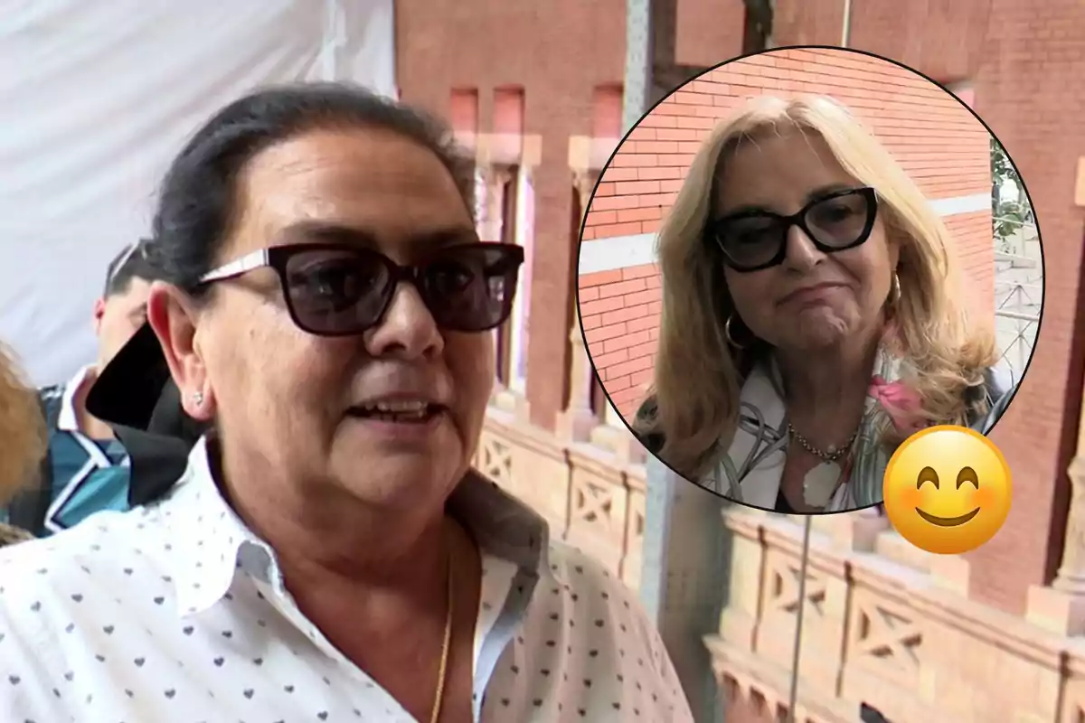 Dona de cabells foscos i ulleres de sol somriu mentre una altra dona rossa apareix en un cercle amb un emoji somrient sobre un fons d’edifici de maó.