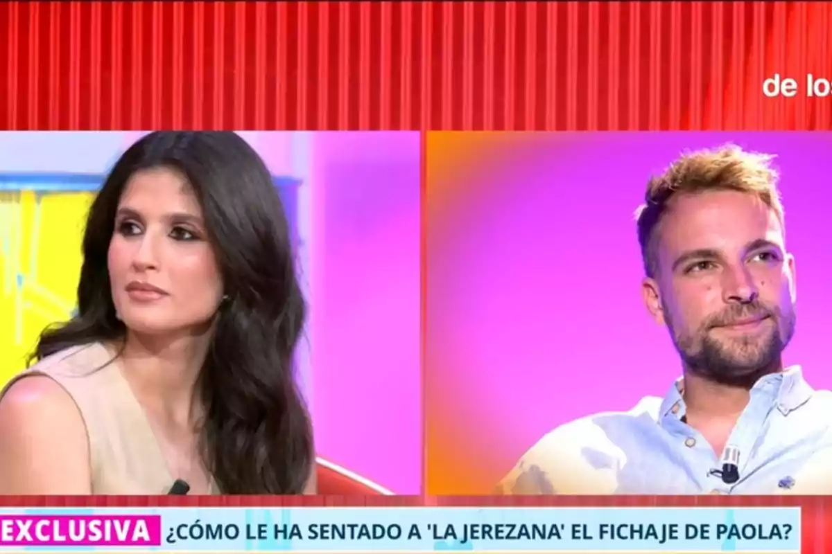 Dues persones en un programa de televisió amb un fons acolorit i un text a la part inferior que diu Dues persones en un programa de televisió amb un fons acolorit i un text a la part inferior que diu