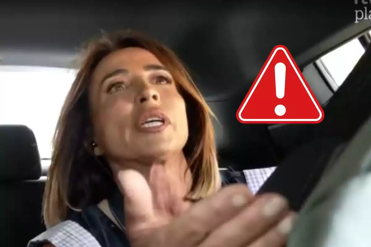 Una persona dins d'un automòbil amb una icona d'advertència vermella superposada.
