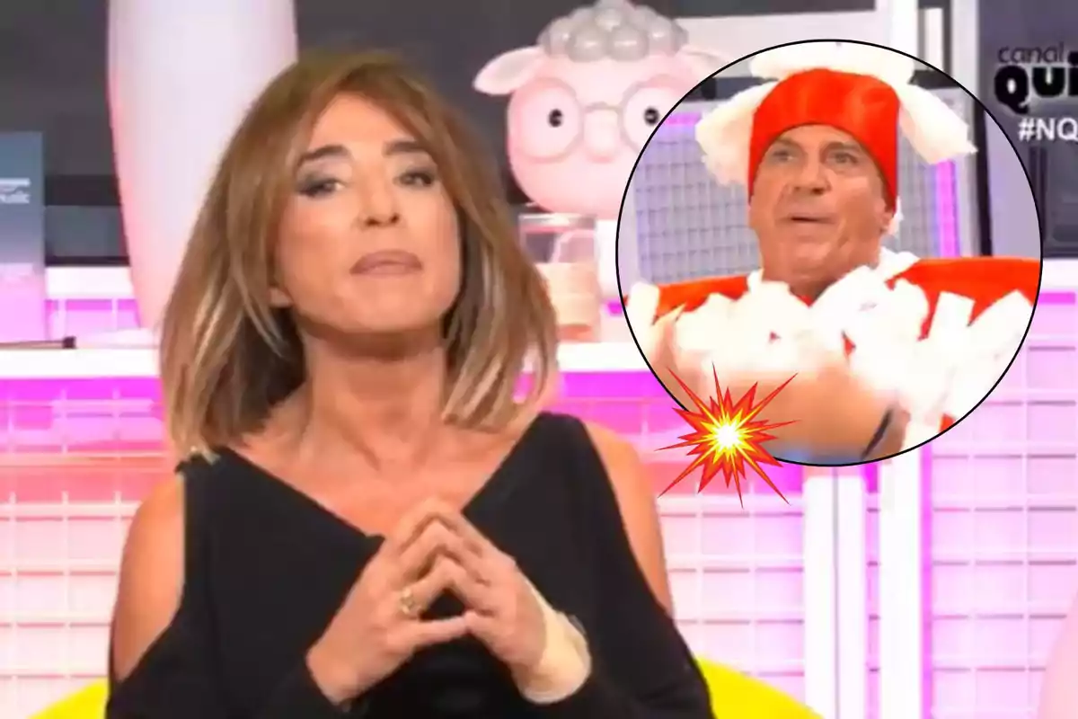 Una persona amb cabells castanys i expressió seriosa està en un set de televisió, mentre que en un requadre apareix una altra persona amb una disfressa vermella i blanca, envoltada d'un efecte d'explosió gràfica.