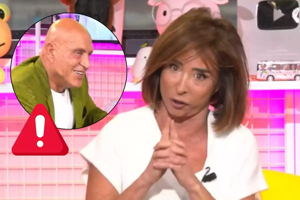 Una presentadora de televisió gesticula mentre parla, amb un home calb en un requadre circular al fons i una icona d'advertència a la cantonada.