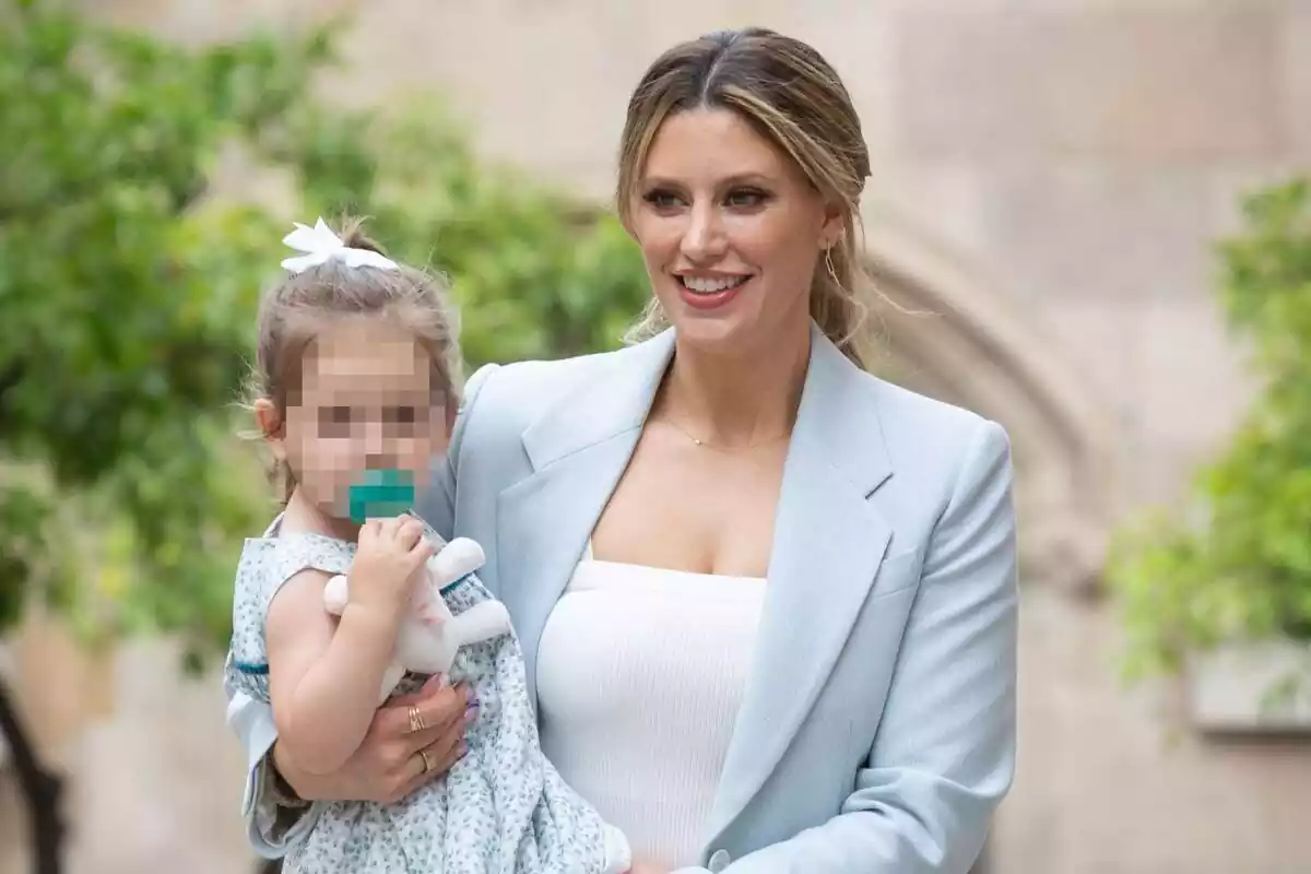 Image of Catherine McDonnell, wife of Pau Gasol, with her daughter Image of Catherine McDonnell, wife of Pau Gasol, with her daughter