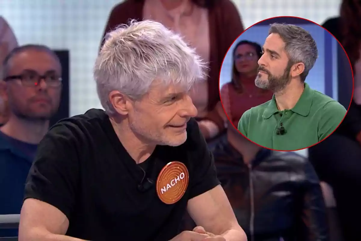 Un home de cabell canós i samarreta negra amb un distintiu que diu "Nacho" està assegut en un programa de televisió, mentre que en un requadre es mostra un altre home amb barba i camisa verda.