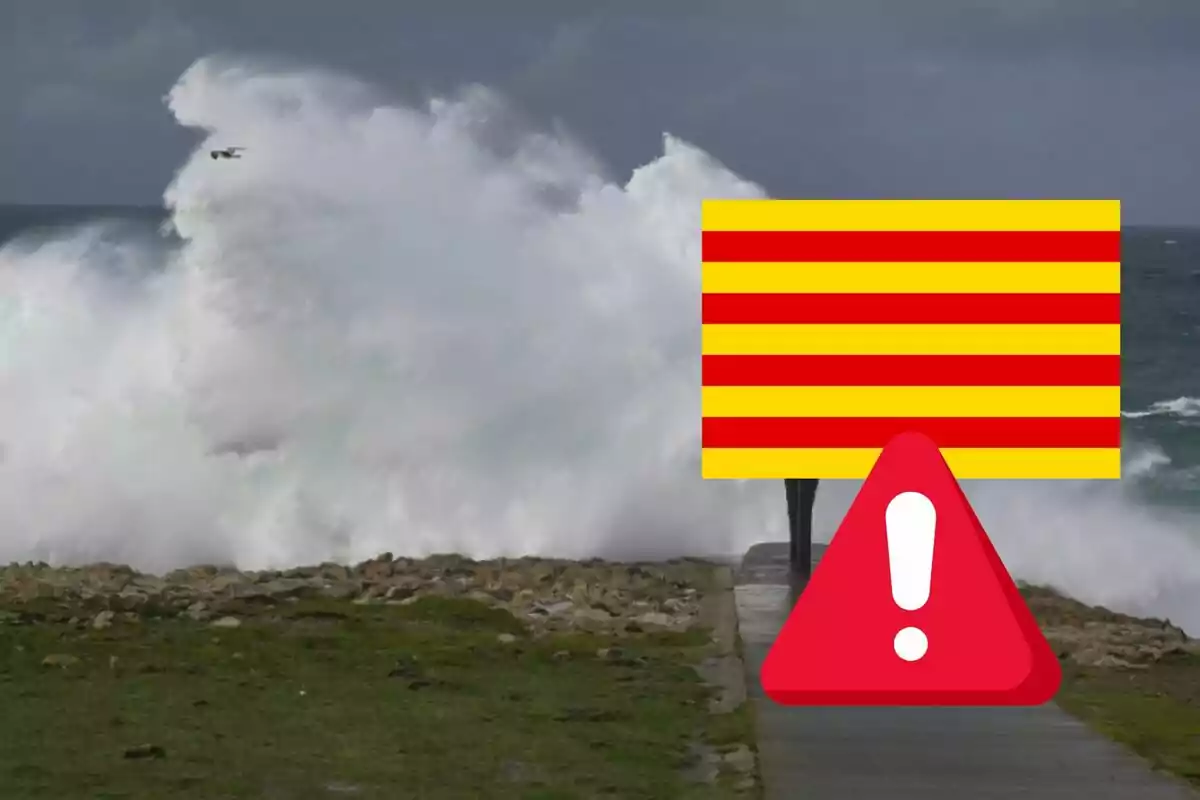 Una gran onada trencant a la costa amb un cartell d'advertiment superposat. Una gran onada trencant a la costa amb un cartell d'advertiment superposat.