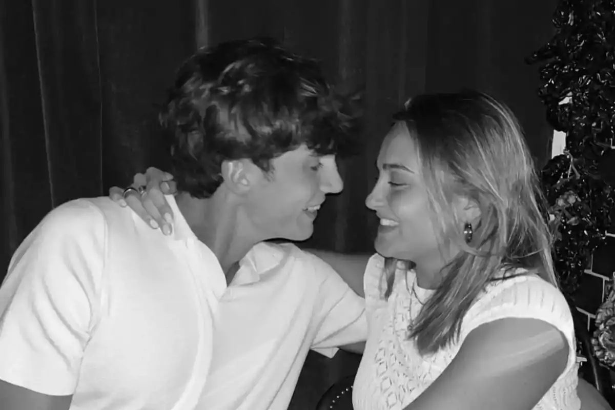 Pablo Urdangarin y Johanna Zott sonriendo y mirándose a los ojos en una foto en blanco y negro. Pablo Urdangarin y Johanna Zott sonriendo y mirándose a los ojos en una foto en blanco y negro.