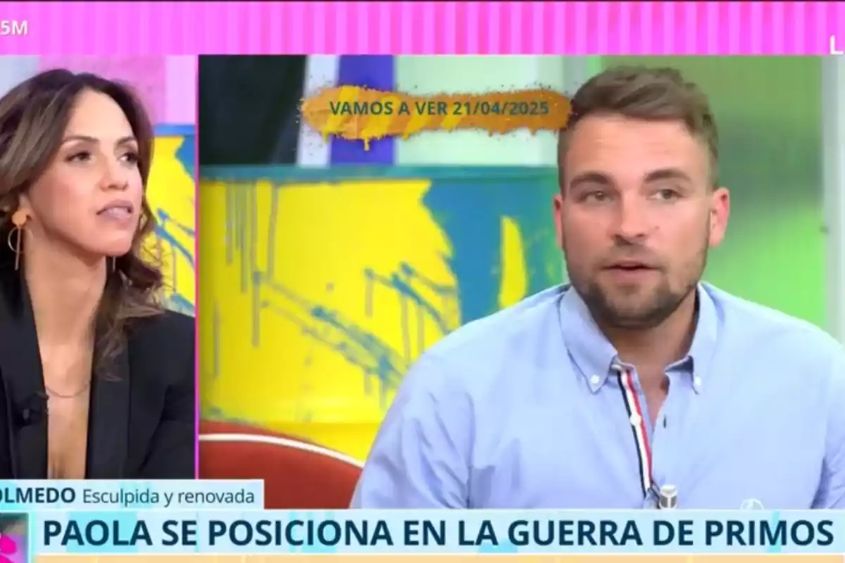 Dues persones en un programa de televisió amb un fons acolorit i un text en pantalla que diu Dues persones en un programa de televisió amb un fons acolorit i un text en pantalla que diu