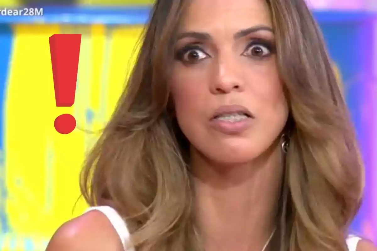 Dona amb expressió de sorpresa i un signe d’exclamació vermell sobre fons groc