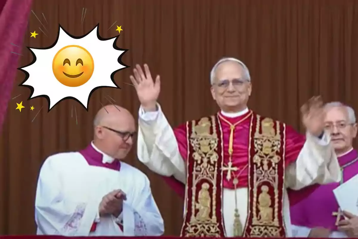 Un grup de clergues amb vestidures cerimonials, un d'ells aixecant les mans, amb un emoji somrient i estrelles a la cantonada superior esquerra.