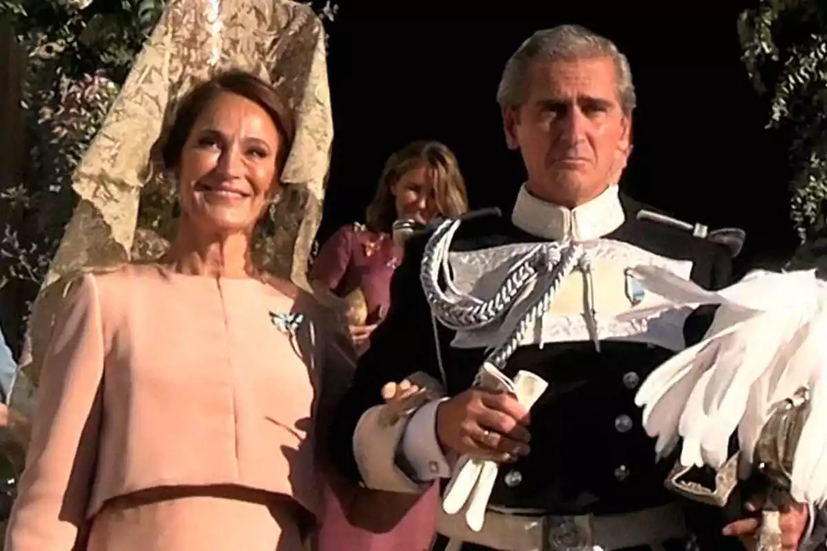 Imatge de Pilar Benítez, dona de Borja Prado, somrient al costat del pare de Catalina Vereterra al casament del seu fill Javier Prado amb Catalina Vereterra el setembre de 2023