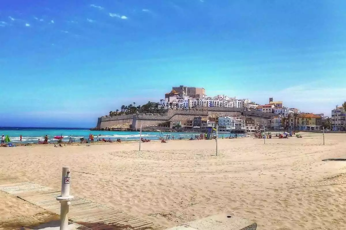 Imatge de Platja del Mar, a Peníscola amb la vista del Castell de Papa Lluna de fons