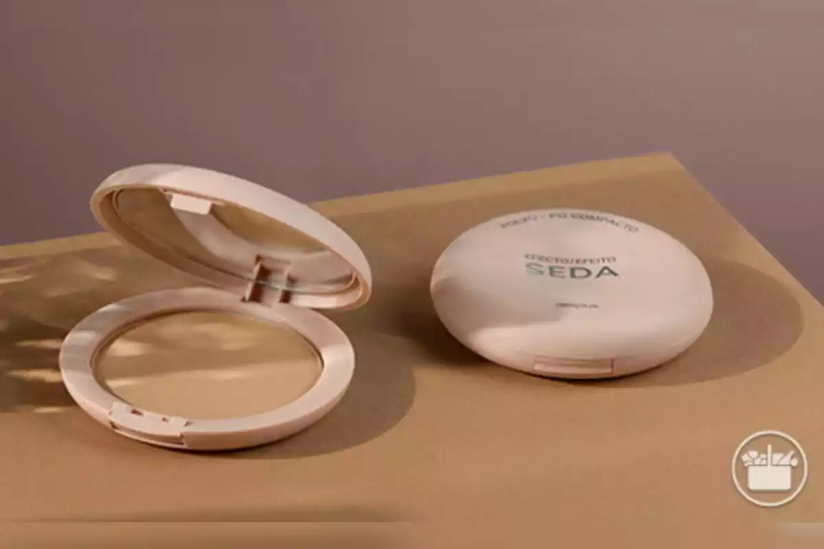 Pols compacta en estoig obert i tancat sobre una superfície beix, que es ven a Mercadona. Pols compacta en estoig obert i tancat sobre una superfície beix, que es ven a Mercadona.