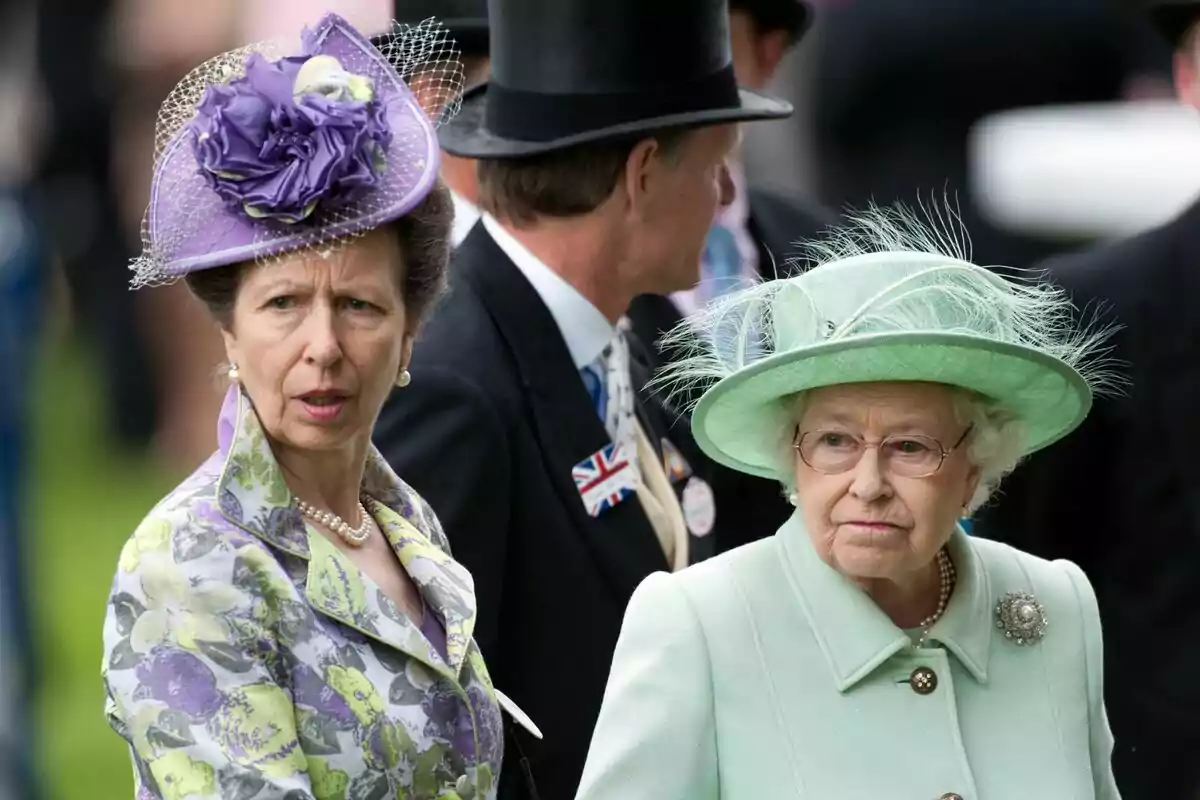 Dos mujeres mayores elegantemente vestidas con sombreros decorativos en un evento al aire libre. Dos mujeres mayores elegantemente vestidas con sombreros decorativos en un evento al aire libre.
