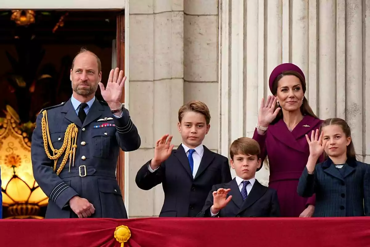 Un grup de persones vestides formalment saludant des d'un balcó. Un grup de persones vestides formalment saludant des d'un balcó.
