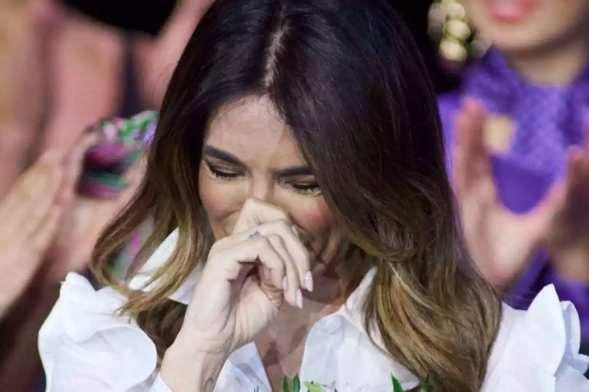 Primer pla de Raquel Bollo plorant amb una mà a la cara contenint les llàgrimes Primer pla de Raquel Bollo plorant amb una mà a la cara contenint les llàgrimes