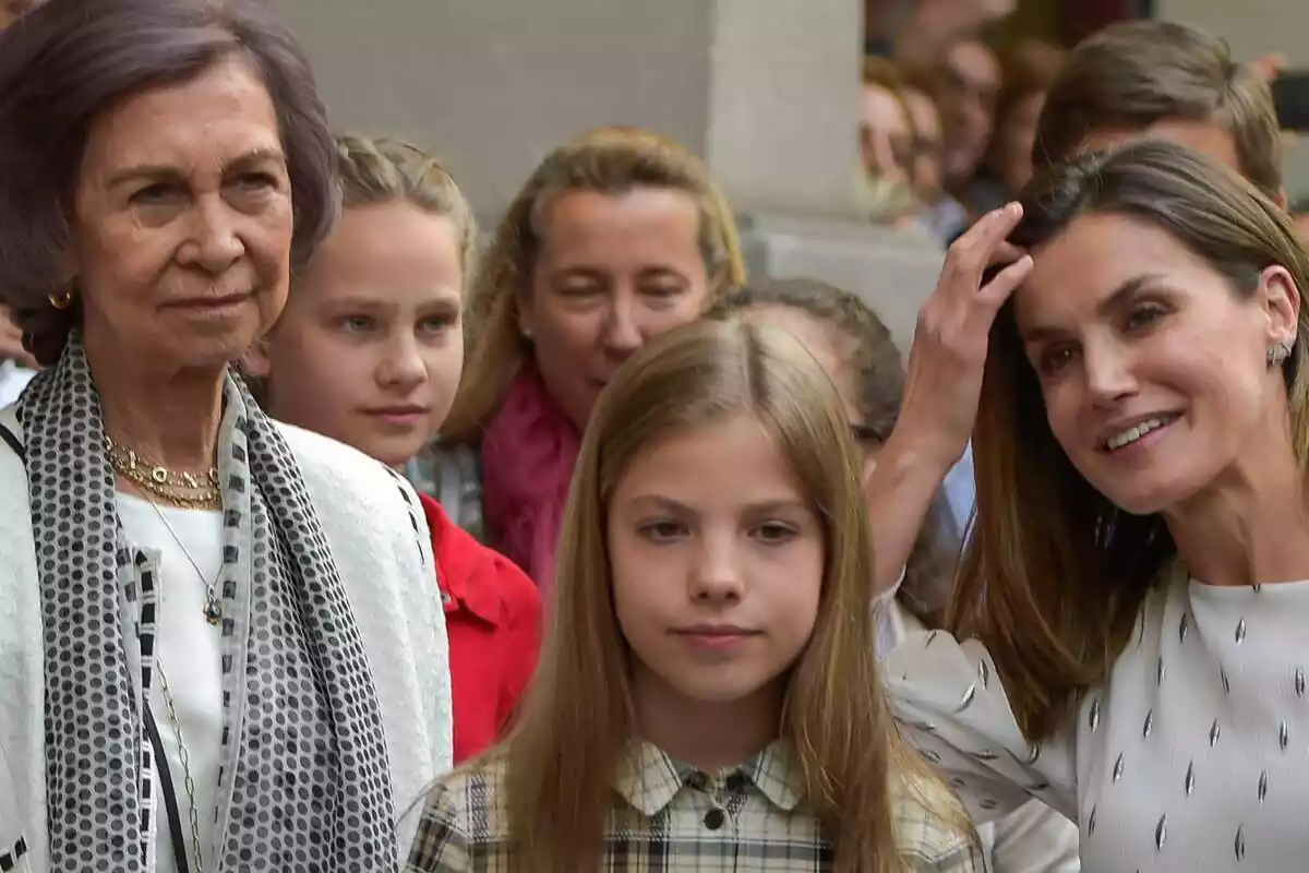 Imatge de la reina emèrita Sofia amb Irene Urdangarin, la infanta Sofia i la reina Letizia sortint del musical 'Billy Elliot' a Madrid el maig de 2018