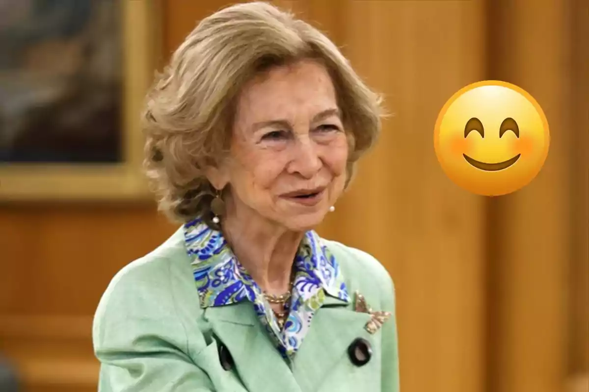 Dona gran somrient amb jaqueta verd clar i un emoji de carona feliç al seu costat