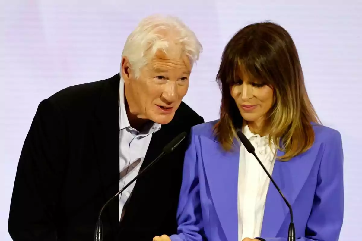 Alejandra Silva y Richard Gere durante la clausura de la XVII Convocatoria de “Euros de tu Nómina”, a 09 de junio de 2025, en Madrid.